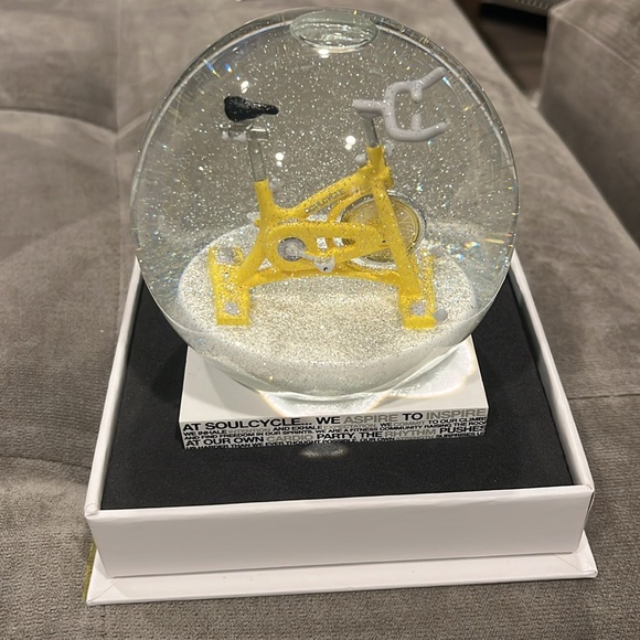 Soulcycle Vintage Holiday Snowglobe!  Very rare find for your SC enthusiast - Picture 7 of 10